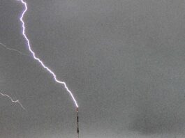 Gewitterzelle über Velbert sorgt für Überraschungen Der Einschlag in den Langeberger Sender. Foto: Tießen