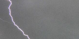 Gewitterzelle über Velbert sorgt für Überraschungen Der Einschlag in den Langeberger Sender. Foto: Tießen