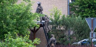 SEK-Einsatz nach Überfall bei Autokauf – U-Haft SEK-Kräfte drangen in Beckum in ein Haus ein.