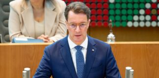 «Aufsteigerland»: Wüst erntet Spott und Häme im Landtag Der Ministerpräsdient lobte NRW in höchsten Tönen als wirtschaftliches Aufsteigerland, von der Opposition erntete er dafür alles andere als Applaus.