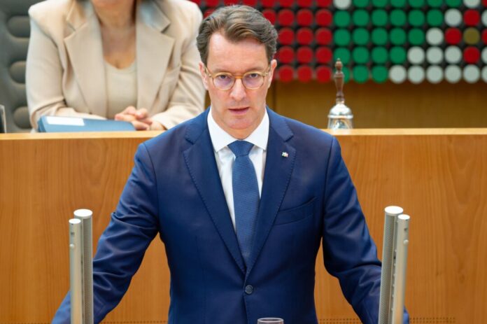 Plenarsitzung des Landtags Der Ministerpräsdient lobte NRW in höchsten Tönen als wirtschaftliches Aufsteigerland, von der Opposition erntete er dafür alles andere als Applaus.