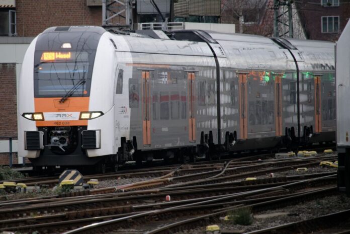 Zug von National Express Der Bahnbetreiber National Express stellt wegen der extremen Hitze am Samstagnachmittag in NRW vorübergehend den Betrieb aller RRX-Linien ein. (Archivbild)