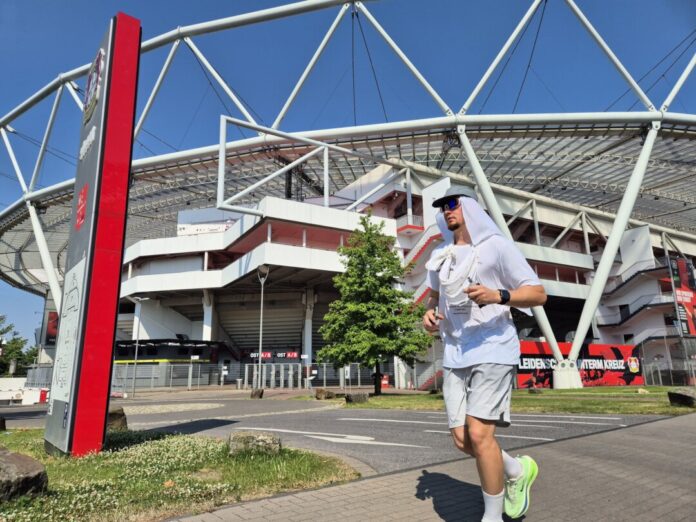 Lauf um jedes Bundesligastadion: Hitze-Start für Projekt Alexander Maier will um jedes Bundesligastadion 70 Kilometer laufen. Der Startschuss fiel in Leverkusen.