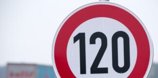 Tempo 120 auf der A1: Autofahrer zieht Klage zurück Tempo 120, wie hier auf einer Autobahn in Mecklenburg-Vorpommern, sorgt für einen Streit vor dem Verwaltungsgericht in Münster. (Symbolbild)