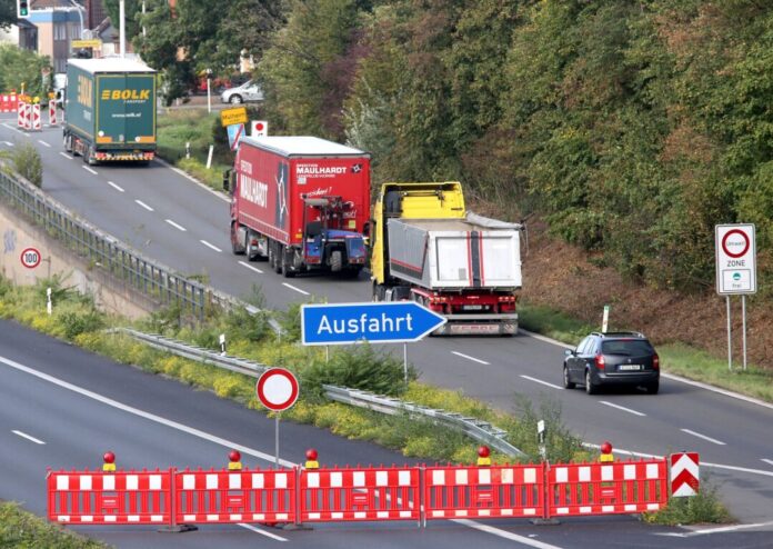 Autobahnsperrung Für die Suche nach Blindgängern aus dem Zweiten Weltkrieg wird die A40 in Mülheim gesperrt. (Archivbild)