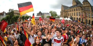 Wo Fans gemeinsam feiern – Von Altstadt über Sofa bis Zeche Zuschauer jubeln bei einem Tor der deutschen Mannschaft bei der WM 2014 vor dem Rathaus in Recklinghausen. (Archivbild)