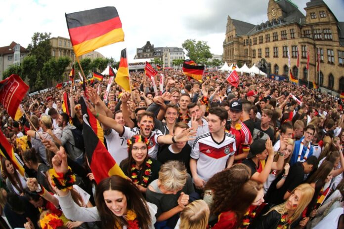 Public Viewing in NRW Zuschauer jubeln bei einem Tor der deutschen Mannschaft bei der WM 2014 vor dem Rathaus in Recklinghausen. (Archivbild)
