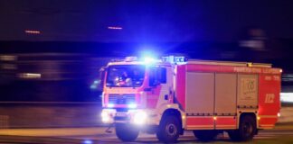 Feuer im Dachgeschoss: Rettungskräfte finden Toten Ein Löschfahrzeug der Feuerwehr eilt zum Einsatz. (Symbolfoto)