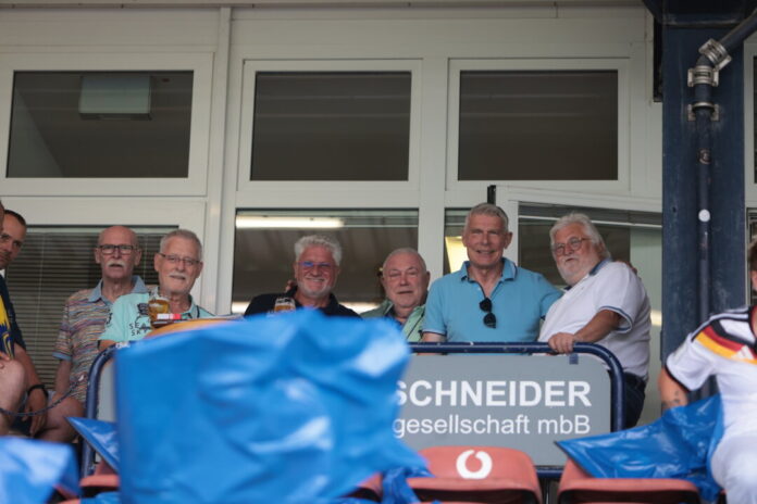 AHR57079 Nicht nur Edel-Fans warten auf die WM. Hier im Ratinger Stadion am 31.5.26, Bild: Alexander Heinz