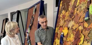 Erkrather Künstler stellt Stahlwerke aus Felice Manzo und Maria Hagen, Leiterin des Beratungs-Centers Erkrath, haben die Ausstellung am Montag eröffnet. Foto: Sparkasse