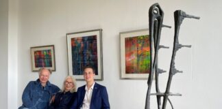 Spätwerke von Rudolf Christian Baisch im Mettmanner Rathaus zu sehen Raimund Baisch, der Sohn des Künstlers Rudolf Christian Baisch, mit seiner Lebenspartnerin Ute Knepper und Bürgermeister André Bär. Im Lichthof in der ersten Etage des Rathauses sind Werke des Künstlers ausgestellt. Rechts eine Pelikan-Skulptur von Baisch. Foto: Kreisstadt Mettmann