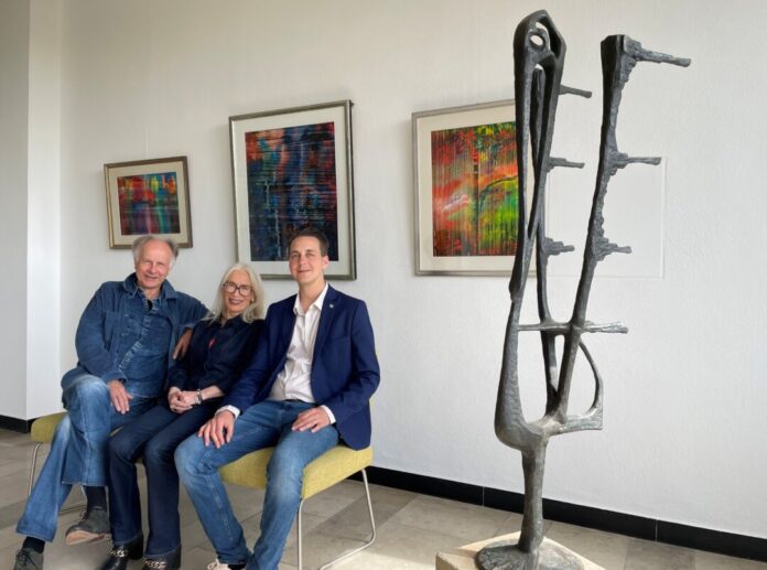 Baisch-KUnst im Lichthof (3) Raimund Baisch, der Sohn des Künstlers Rudolf Christian Baisch, mit seiner Lebenspartnerin Ute Knepper und Bürgermeister André Bär. Im Lichthof in der ersten Etage des Rathauses sind Werke des Künstlers ausgestellt. Rechts eine Pelikan-Skulptur von Baisch. Foto: Kreisstadt Mettmann