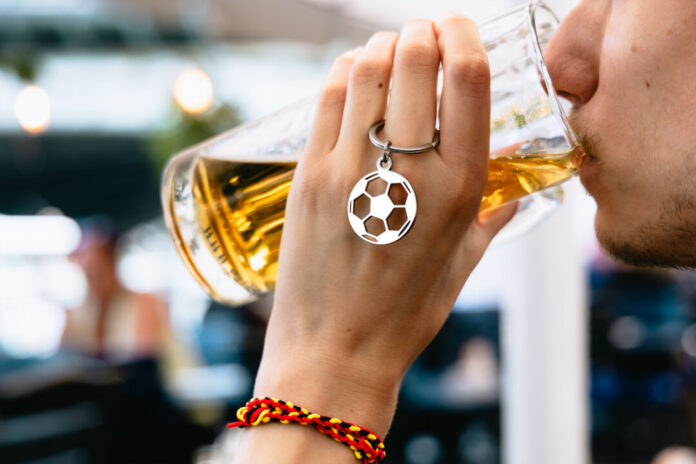 Bier und Ball zur WM Gehört für die meisten Fußballfans zusammen: Bier und Ball – erst recht zur WM. Foto: NGG/Florian Göricke