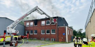 Brand in Gewerbebetrieb in Haan: Feuerwehr im Einsatz Über den Teleskopmast hat die Feuerwehr einen sogenannten Außenangriff zur Brandbekämpfung durchgeführt. Foto: FW Haan