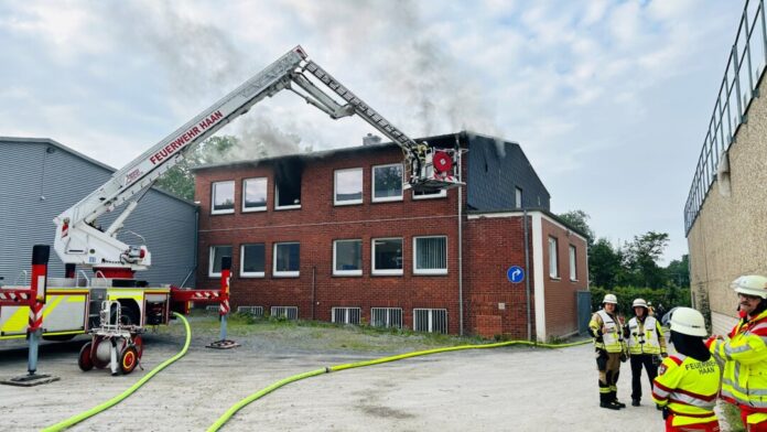 Über den Teleskopmast hat die Feuerwehr einen sogenannten Außenangriff zur Brandbekämpfung durchgeführt. Foto: FW Haan Über den Teleskopmast hat die Feuerwehr einen sogenannten Außenangriff zur Brandbekämpfung durchgeführt. Foto: FW Haan