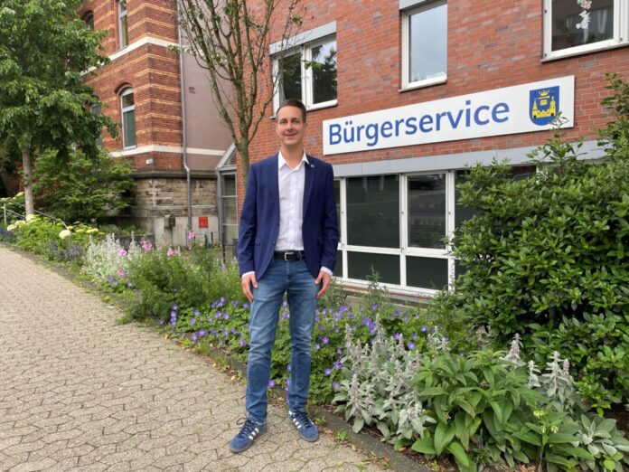 Bürgermeister André Bär vor dem Bürgerservice Mettmanns Bürgermeister André Bär. Foto: Kreisstadt Mettmann