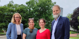 „Der geschenkte Platz“ ermöglicht Kindern Theater- und Konzertbesuch Nadine Steinkamp (Sparkasse Essen, Bereichsleiterin Vorstandsstab, Kommunikation und Nachhaltigkeit), Merja Dworczak (Leiterin Education Philharmonie Essen), Katharina Blanke (Kulturvermittlerin Aalto-Theater), Fritz Frömming (Geschäftsführer Theater und Philharmonie Essen) Foto: TUP