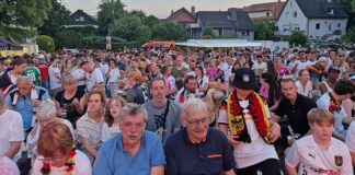 Wülfrather Fanmeile in Düssel noch voller als beim Auftaktsieg