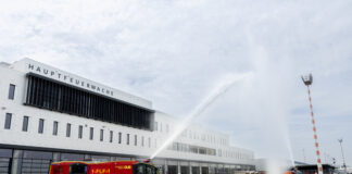 Flughafen Düsseldorf weiht neue Feuerwehr ein Standesgemäße Einweihung für eine der modernsten Feuerwachen Europas: „Wasser marsch!“ hieß es bei der Eröffnungsfeier. Mit Wasserfontänen aus zwei Panther-Löschfahrzeugen feierten die Feuerwehrleute des Airports ihr neues Einsatzgebäude. Rund 100 Gäste nahmen an der offiziellen Einweihung teil. Foto: Flughafen Düsseldorf / Andreas Wiese