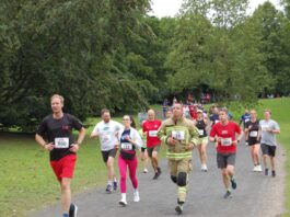 Tolle Stimmung trotz Regen beim Ratinger Firmenlauf Beim Firmenlauf war die Stimmung gut. Foto: Oliver Kubanek