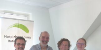 Herr Begall und Herr Dr. Bareis aus dem Vorstand der Hospizbewegung, Herr Dr. Moritz stellvertretend für die Zahnärzte sowie Frau Hassel, Koordinatorin der Hospizbewegung, Bild: Hospitzbewegung Ratingen