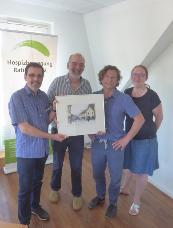 Foto 2 Zahngoldspende 2026 Herr Begall und Herr Dr. Bareis aus dem Vorstand der Hospizbewegung, Herr Dr. Moritz stellvertretend für die Zahnärzte sowie Frau Hassel, Koordinatorin der Hospizbewegung, Bild: Hospitzbewegung Ratingen