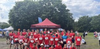 Rekordbeteiligung beim Laufteam des Dietrich-Bonhoeffer-Gymnasiums Das Team des DBG beim Seeuferlauf. Foto: privat
