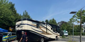Trotz Hitze: Camper nutzen Wiege-Aktion der Kreispolizei Für Aufsehen sorgte ein besonders großer Campingbus. Foto: Polizei