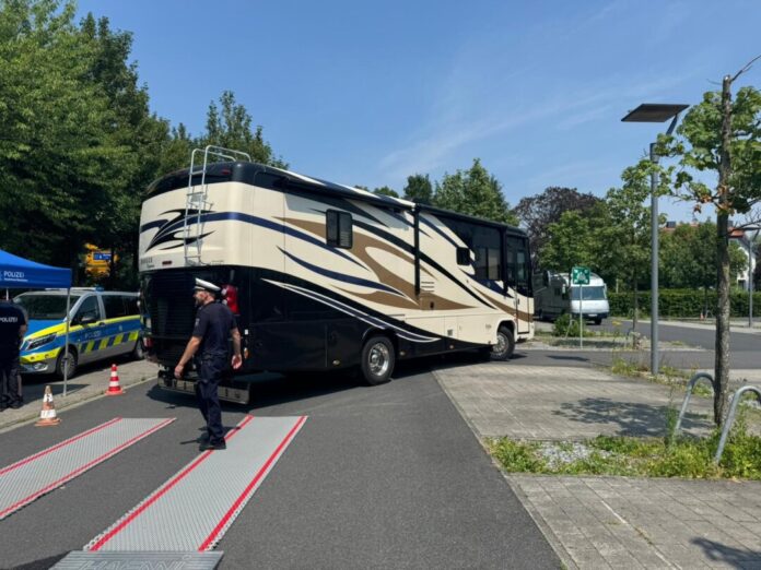 Fotos Polizei Mettmann: Für Aufsehen sorgte ein besonders großer Campingbus. Für Aufsehen sorgte ein besonders großer Campingbus. Foto: Polizei