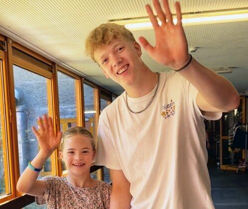 Freiwilligendienst_Foto_500xX Mit Herz und Engagement im Einsatz: Freiwillige begleiten Schüler*innen an LVR-Förderschulen und gestalten ihren Schulalltag aktiv mit. Foto: LVR