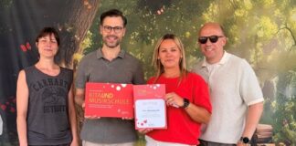 Auszeichnung für Velberter Kindertagesstätte Freude bei der Übergabe der Urkunde bei: Laura Wolf (Tanzpädagogin), Boris Radulovic (Leiter Musik-und Kunstschule Velbert) Aleksandra Muslu (Leiterin Kolping-Kita Abenteuerland) Stefan Hagel (Geschäftsführer Kolping-Kindertagesstätten Velbert e.V.). Foto: privat