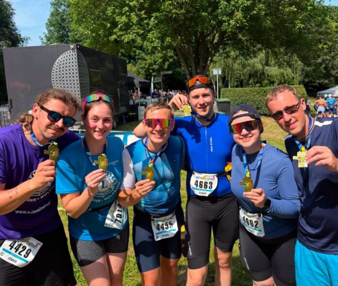 Fw Wülfrath_Triathlon Mit guten Leistungen beim Triathlon durchs Ziel: Marcin Hadam, Elina Wenzel, Niclas Kohlmetz, Aaron Friese, Sina Hüper und Björn Richtermeier. FW Wülfrath