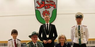 Bürgermeister empfängt St. Sebastianus Schützen im Rathaus Das Schützenpaar hat sich in das Goldene Buch der Stadt eingetragen. Foto: Stadt Erkrath
