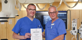 Klinik in Schwelm als „Chest Pain Unit“ rezertifiziert Markus Wiemer, Leitender Oberarzt und Leiter des Herzkatheterlabors und Dr. Ulrich Müschenborn, Chefarzt der Medizinischen Klinik I freuen sich über die Rezertifzierung als Chest Pain Unit. Foto: Helios-Klinikum Schwelm/Michael Mutzberg