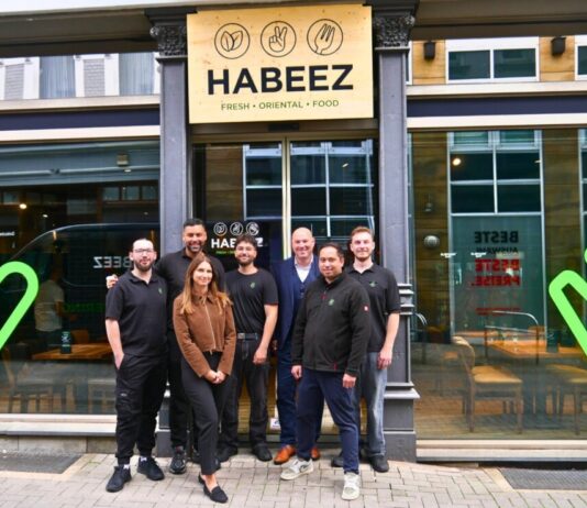 Neueröffnung in der Velberter Innenstadt: “Attraktives gastronomisches Angebot” sowie Stadtmarketing Bianca Sender und Bürgermeister Dirk Lukrafka. Foto: Stadt Velbert