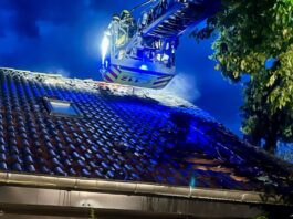 Schweres Gewitter über Ratingen: Feuerwehr rückt zu Brand aus Die Ratinger Feuerwehr vor Ort. Foto: Feuerwehr Ratingen