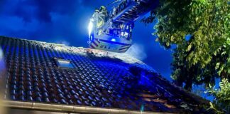 Schweres Gewitter über Ratingen: Feuerwehr rückt zu Brand aus Die Ratinger Feuerwehr vor Ort. Foto: Feuerwehr Ratingen