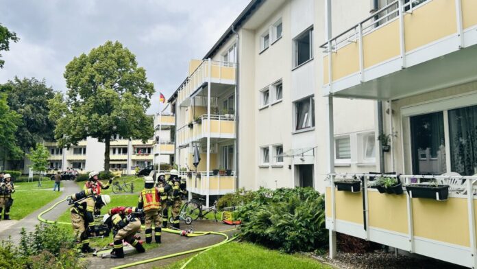 Zwei Trupps gingen unmittelbar nach dem Eintreffen in das Gebäude zur Brandbekämpfung vor. Foto: FW Haan Zwei Trupps gingen unmittelbar nach dem Eintreffen in das Gebäude zur Brandbekämpfung vor. Foto: FW Haan