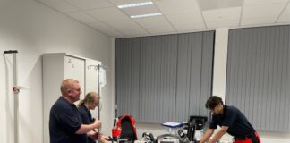 Kreis Mettmann: Anhaltende Hitze erhöht Patientenaufkommen Behandlungsplatz in der vorübergehenden Notfallversorgungsstelle mit DRK-Helfern. Foto: Kreis ME