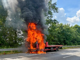 Lastwagen auf der A52 in Flammen: Ratinger Feuerwehr im Einsatz Der brennende Lastwagen auf der A52. Foto: Feuerwehr Ratingen