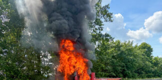 Lastwagen auf der A52 in Flammen: Ratinger Feuerwehr im Einsatz Der brennende Lastwagen auf der A52. Foto: Feuerwehr Ratingen