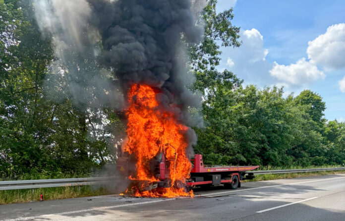 (C)Feuerwehr Ratingen Der brennende Lastwagen auf der A52. Foto: Feuerwehr Ratingen