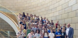 Mettmanner Grundschüler besuchen Landtag Die jungen Besucherinnen und Besucher mit dem örtlichen CDU-Landtagsabgeordneten Martin Sträßer (r.). Foto: Städt. Gem. Grundschule Herrenhauser Straße