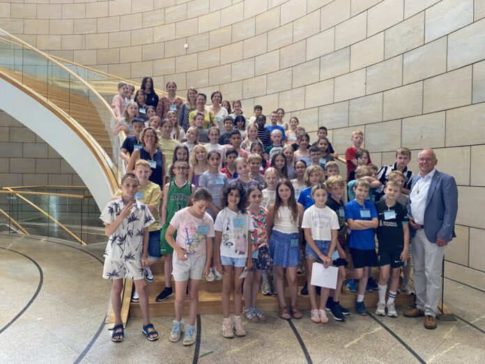 Die jungen Besucherinnen und Besucher mit dem örtlichen CDU-Landtagsabgeordneten Martin Sträßer (r.). Foto: Städt. Gem. Grundschule Herrenhauser Straße Die jungen Besucherinnen und Besucher mit dem örtlichen CDU-Landtagsabgeordneten Martin Sträßer (r.). Foto: Städt. Gem. Grundschule Herrenhauser Straße