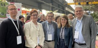 Fachtag in Düsseldorf: „Deine Zukunft ist unser Plan“ Beim Fachtag (v.l.): Nils Kleibing, Abteilungsleiter Kinder und Jugend im NRW-Ministerium für Kinder, Jugend, Familie, Gleichstellung, Flucht und Integration (MKJFGFI), Birgit Westers (LWL-Dezernentin Jugend und Schule), Jürgen Schattmann (Referatsleiter für Allgemeine Fragen der Jugendpolitik und Leiter der Gruppe 21 Jugend im MKJFGFI), Verena Schäffer, NRW-Ministerin für Kinder, Jugend, Familie, Gleichstellung, Flucht und Integration sowie Knut Dannat, LVR-Dezernent für Kinder, Jugend und Familie. Foto: Pia Tönges/LWL