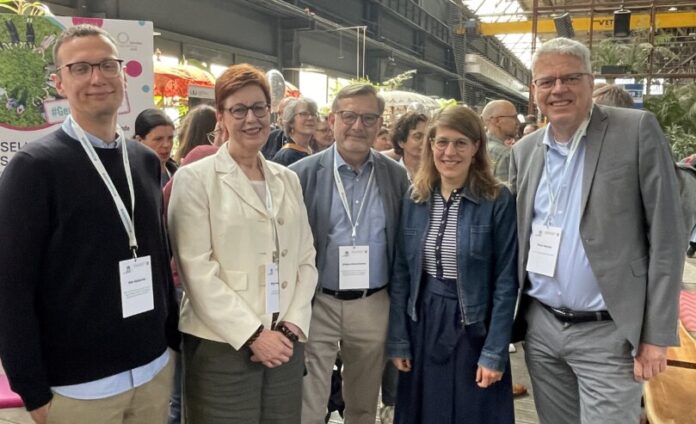 Beim Fachtag (v.l.): Nils Kleibing, Abteilungsleiter Kinder und Jugend im NRW-Ministerium für Kinder, Jugend, Familie, Gleichstellung, Flucht und Integration (MKJFGFI), Birgit Westers (LWL-Dezernentin Jugend und Schule), Jürgen Schattmann (Referatsleiter für Allgemeine Fragen der Jugendpolitik und Leiter der Gruppe 21 Jugend im MKJFGFI), Verena Schäffer, NRW-Ministerin für Kinder, Jugend, Familie, Gleichstellung, Flucht und Integration sowie Knut Dannat, LVR-Dezernent für Kinder, Jugend und Familie. Foto: Pia Tönges/LWL Beim Fachtag (v.l.): Nils Kleibing, Abteilungsleiter Kinder und Jugend im NRW-Ministerium für Kinder, Jugend, Familie, Gleichstellung, Flucht und Integration (MKJFGFI), Birgit Westers (LWL-Dezernentin Jugend und Schule), Jürgen Schattmann (Referatsleiter für Allgemeine Fragen der Jugendpolitik und Leiter der Gruppe 21 Jugend im MKJFGFI), Verena Schäffer, NRW-Ministerin für Kinder, Jugend, Familie, Gleichstellung, Flucht und Integration sowie Knut Dannat, LVR-Dezernent für Kinder, Jugend und Familie. Foto: Pia Tönges/LWL