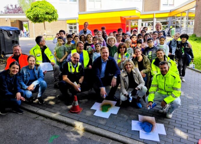 An der an der Grundschule Regenbogen fand die gemeinsame Aktion zur Schulwegsicherung statt. Foto: Stadt Heiligenhaus An der an der Grundschule Regenbogen fand die gemeinsame Aktion zur Schulwegsicherung statt. Foto: Stadt Heiligenhaus