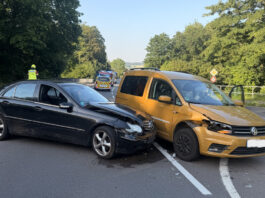Velbert: Autos krachen an der Kuhlendahler Straße zusammen Zwei Autos kollidierten. Foto: Feuerwehr Velbert
