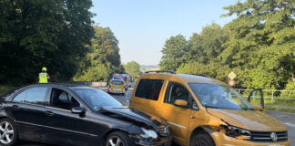 Velbert: Autos krachen an der Kuhlendahler Straße zusammen Zwei Autos kollidierten. Foto: Feuerwehr Velbert