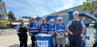 Polizei und Stadt informieren über Schutz vor Taschendiebstahl Am Mittwoch, 10. Juni 2026, macht die Polizei mit ihren Bezirksdienstbeamtinnen Polizeihauptkommissarin Silke Stephan und Polizeihauptkommissarin Michaela Jordan auf dem Platz vor der Galerie Königshof Station. Foto: Polizei